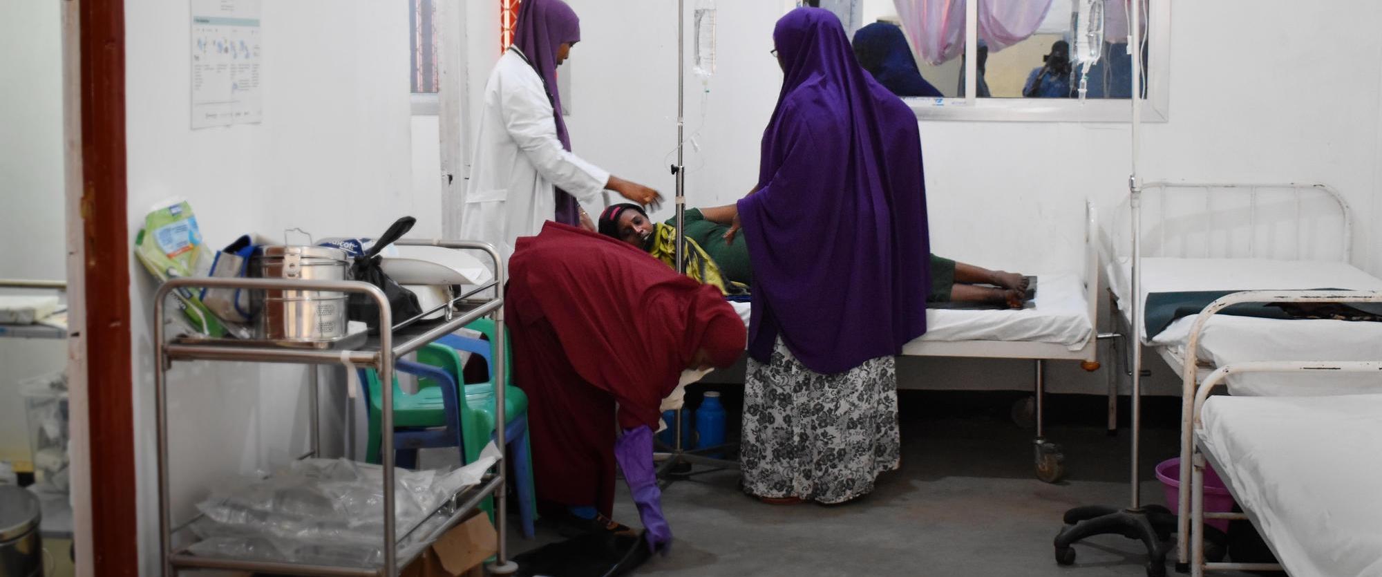 Hôpital régional de Baidoa’s Bay, Somalie, où MSF travaille. Le personnel s'occupe d'une mère en travail.