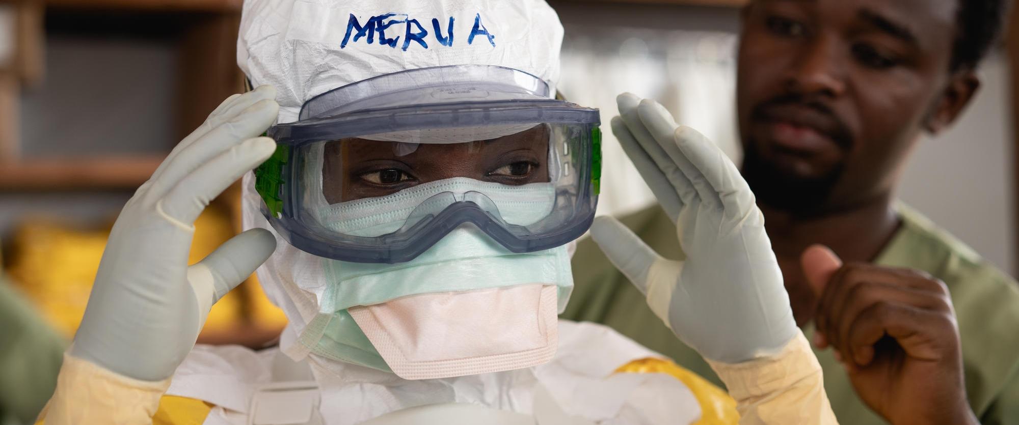 Un membre du personnel MSF du centre de transit de Beni se prépare pour entrer dans la zone à haut risque.