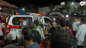Ambulance devant l'hôpital d'Al-Shifa à Gaza