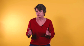 Claire Magone, sur fond jaune