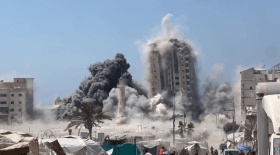 Explosion d'un immeuble par frappe aérienne israélienne dans la bande de Gaza 