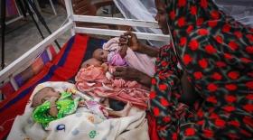 Portrait de Makkah, 25 ans, et ses triplées Sa’adiah, Souad et Masoudah. Elles sont nées il y a trois semaines et ont été admises à l'hôpital d'Adré car elles souffrent toutes les trois de malnutrition. 