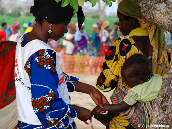 Virginie Amehame  Distribution de compléments nutritionnels pour prévenir la malnutrition à Guidan Sori, dans la région de Maradi.