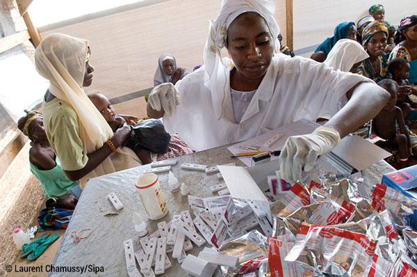 Laurent Chamussy/Sipa  Traitement ambulatoire de la malnutrition aiguë sévère au Niger. Juin 2008