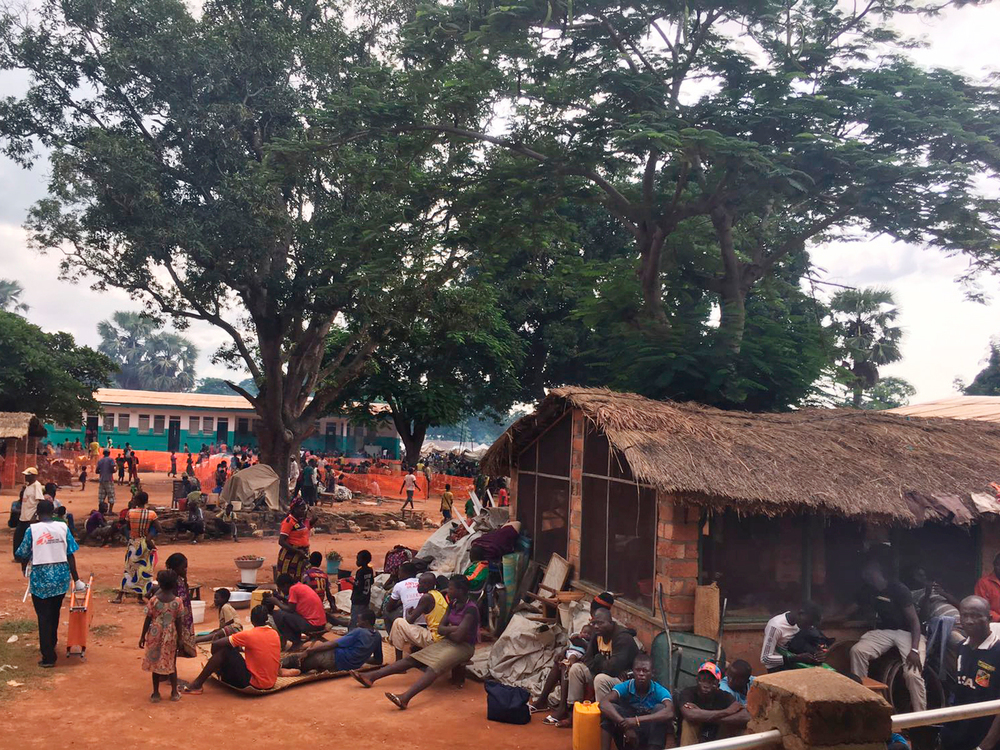 Photo prise le 3 août, montrant quelques unes des 10 000 personnes réfugiées dans l'enceinte de l'hôpital MSF à Batangafo.