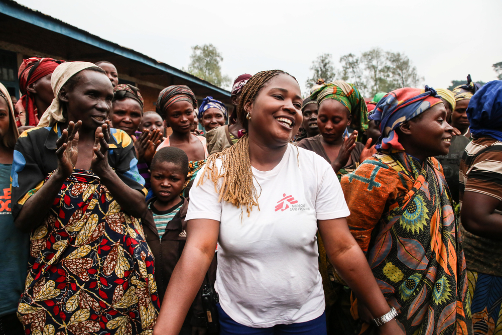 Sifa Clementine danse avec des femmes déplacées de Mweso, après la pièce de théâtre. © Sara Creta/MSF