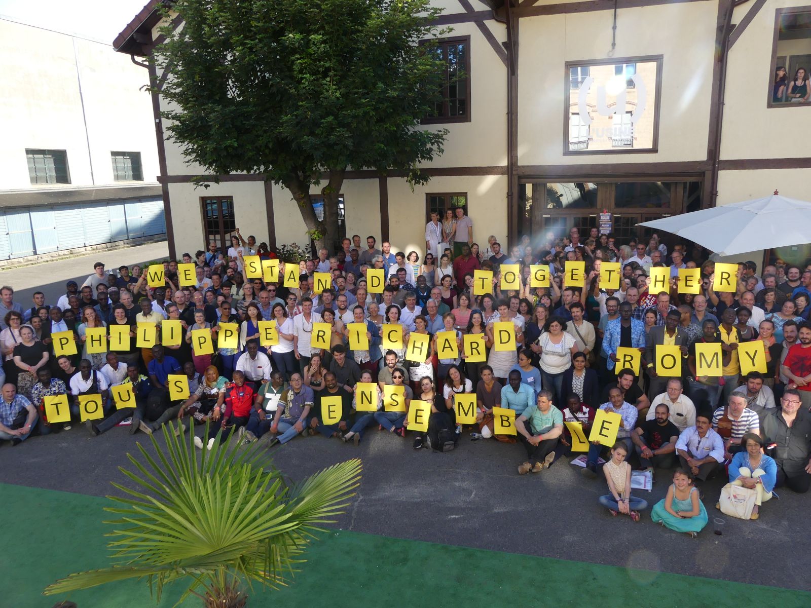 Photo de soutien à Richard, Romy et Philippe, prise à l'AG de MSF en juin 2017. © MSF