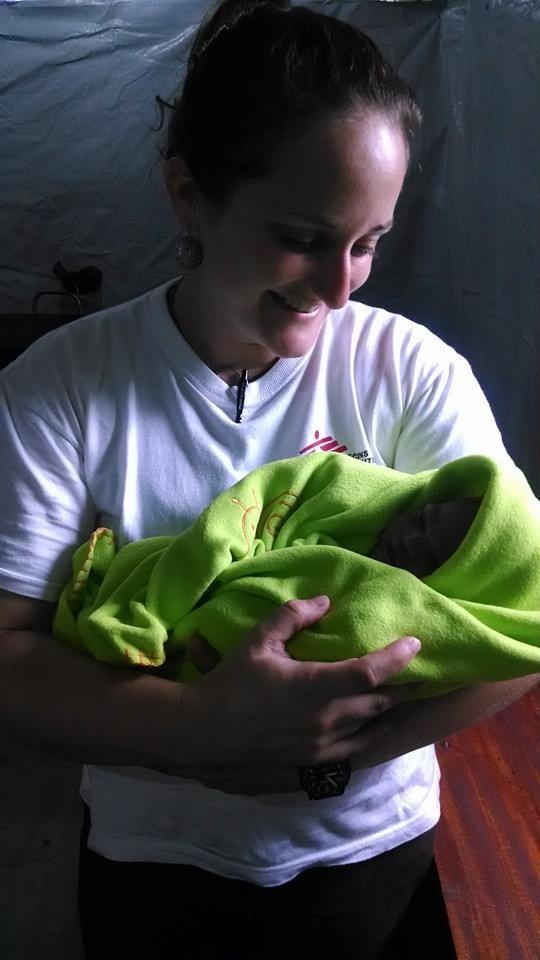 Jillian Loveland portant un nouveau-né, à Old Fangak.