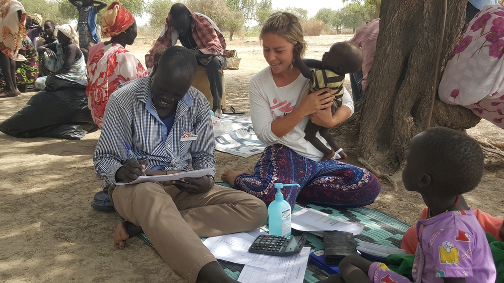 Le Dr Philippa Pett, lors d'une clinique mobile au Soudan du Sud, en février 2017. © MSF