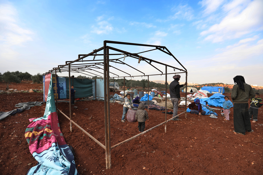 Des déplacés se construisant un abri de fortune. © Omar Haj Kadour/MSF