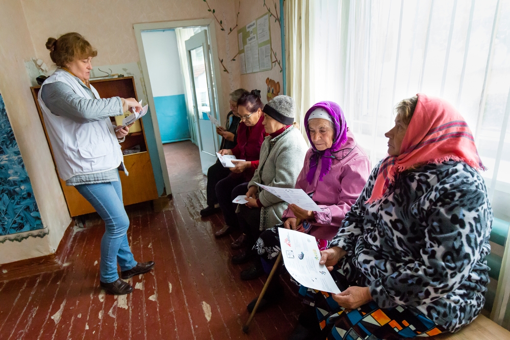 Des patientes en attente de leur consultation, dans l'est de l'Ukraine. Septembre 2016