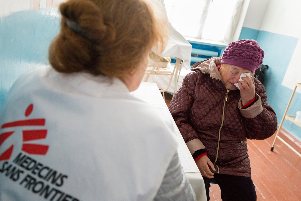 Galina Mizina (de dos), psychologue MSF, lors d'une consultation avec une patiente âgée de 73 ans. Septembre 2013