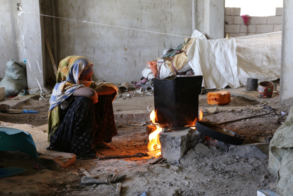 Seham Ali, 15 ans, a dû quitter son foyer. Elle et sa famille vivent dans un site en construction abandonné. © 2016 Trygve Thorson/MSF