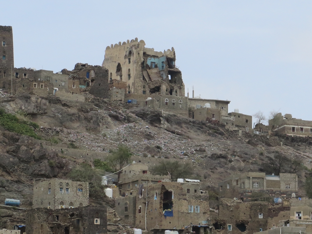 Des bâtiments endommagés par les bombardements à Ad Dhale, le 28 mai.