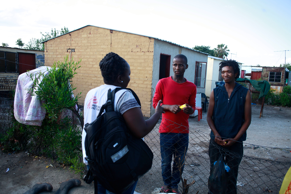 Deux agentes de santé communautaire MSF à Boitekong. © Siyathuthuka Media
