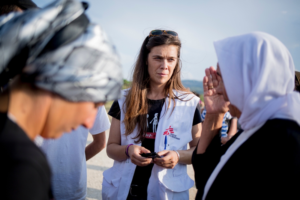 Mélanie Kerloc'h, psychologue clinicienne, dans le camp de Katsikas, en Grèce. Juillet © Bruno Fert