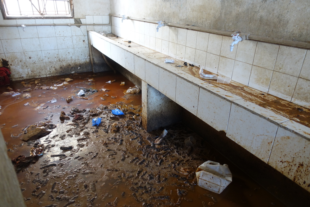 Des sanitaires dans le centre de détention, où les conditions de vie et d’hygiène sont déplorables. © Tankred Stoebe/MSF
