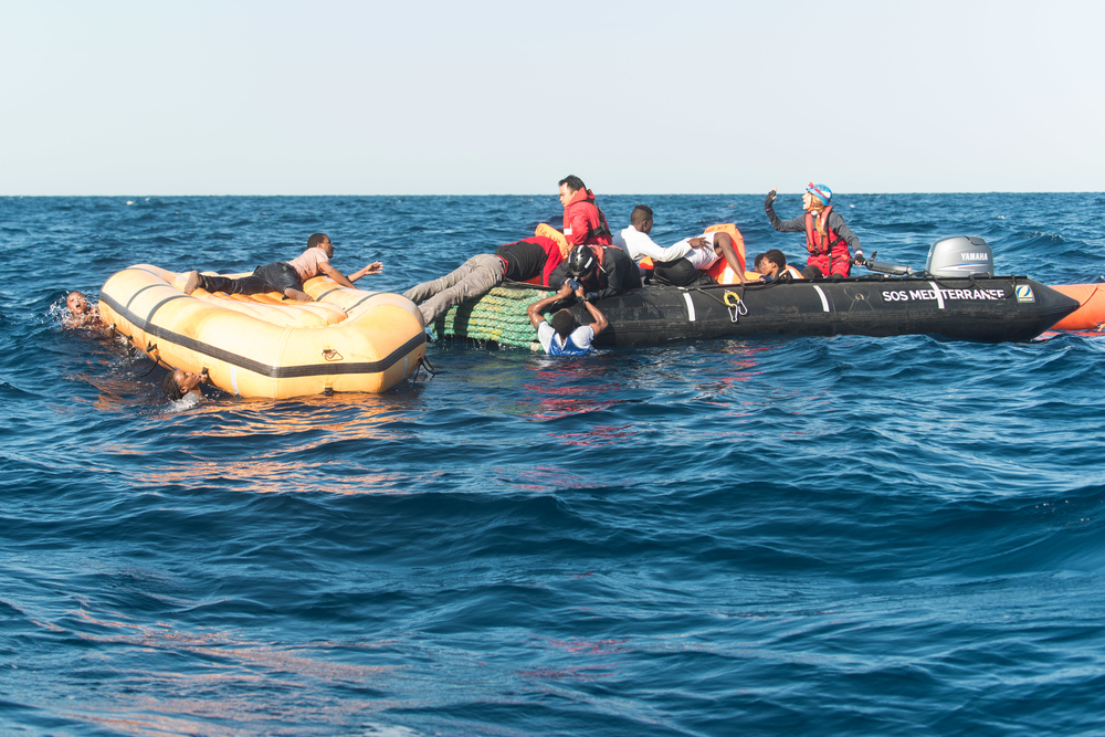 Des rescapés sur un canot pneumatique en détresse dans la mer Méditerranée.