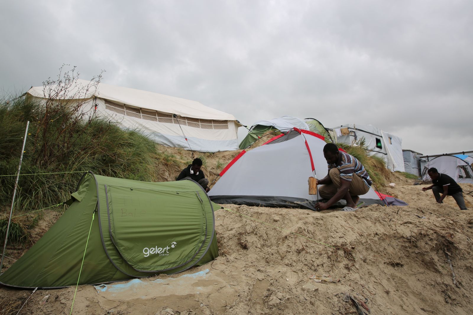 Des réfugiés Soudanais installant leur tente. © Mohammad Ghannam/MSF