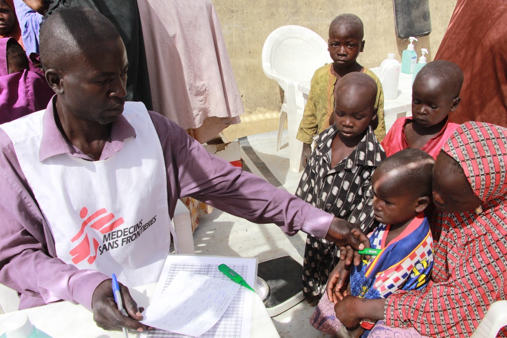 Un MSF vérifie l'état de santé d'un enfant. © Malik Samuel/MSF