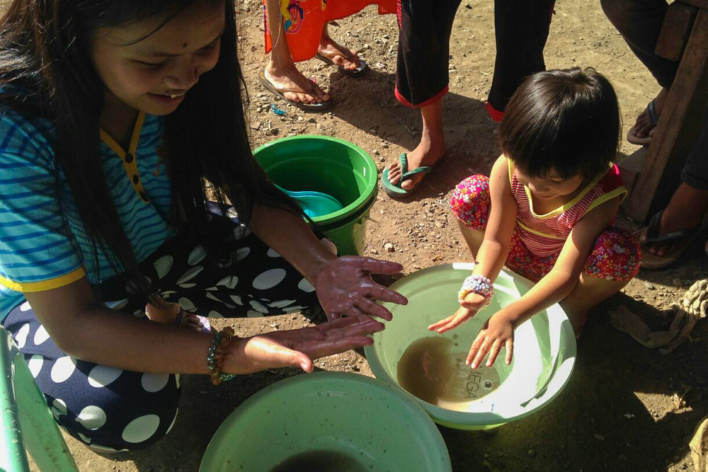 Les équipes MSF s'assurent que les déplacés aient accès à de l'eau.