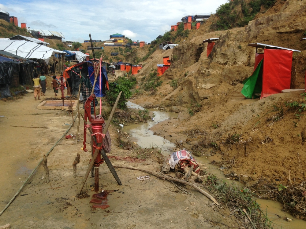 Des pompes dans le camp de Mainnerghona, au Bangladesh. Octobre 2017 © Jerome Leglise/MSF