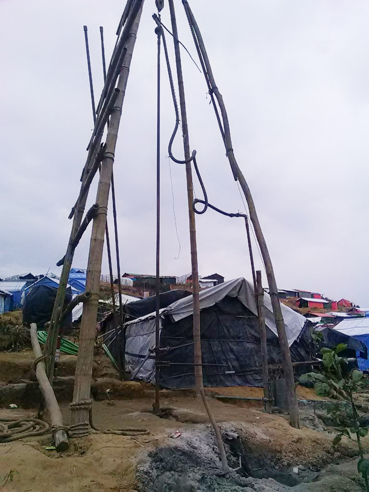 Un forage dans le camp de Burma Para, au Bangladesh. Octobre 2017 © Jerome Leglise/MSF