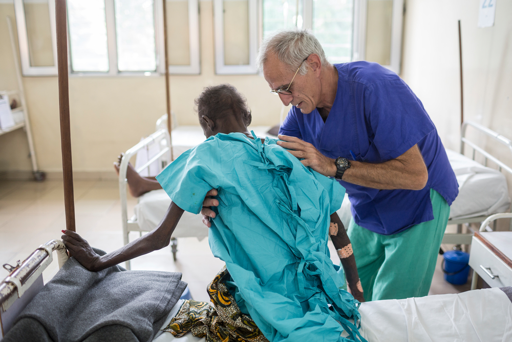 Photo: Kinshasa doctor & patient ©kris Pannecoucke
