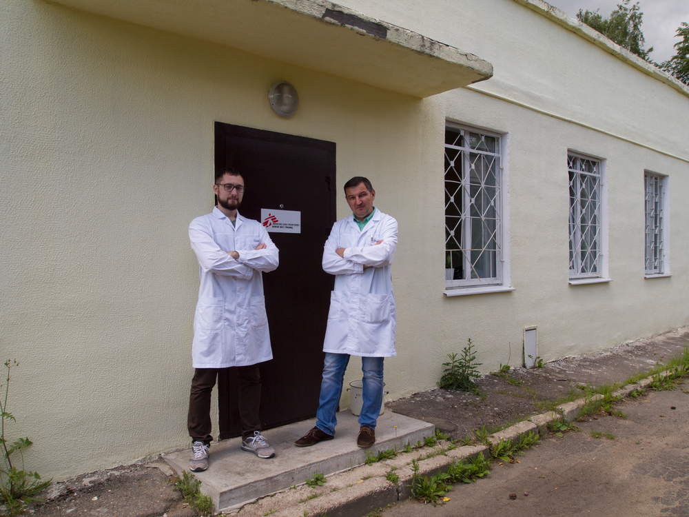 Le Dr. Mikhaïl Khmyz et Roman Kuchko, travailleur social, devant le bureau de MSF à Minsk.