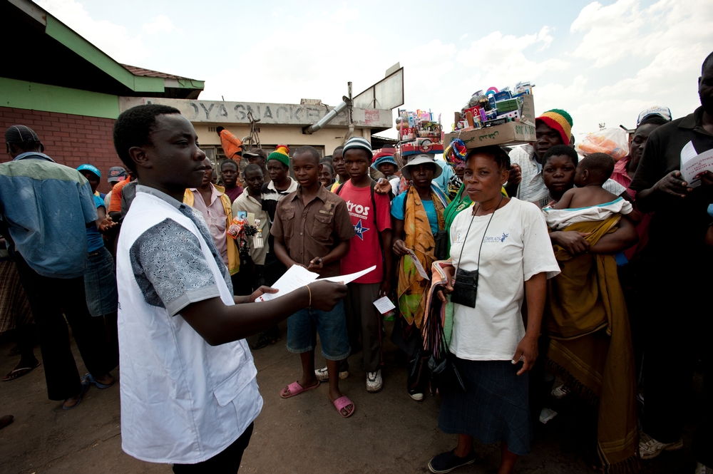 Des équipes MSF en pleine séance de sensibilisation sur un marché à Mbare, au Zimbabwe. © Julie Remy/MSF